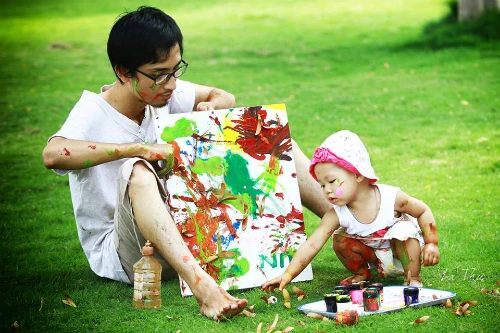 Thương con gái bé bỏng phải chịu thiệt thòi vì sớm mất tình yêu của người mẹ, ông bố trẻ tự mình vực dậy nỗi đau để dành trọn tâm sức chăm con. Ảnh: NVCC. Ảnh: NVCC.