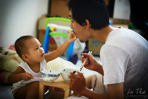Tự trang bị nhiều kiến thức nuôi dạy trẻ, hơn 18 tháng ròng tự tay chăm từng bữa ăn giấc ngủ của con, anh tự hào mình chưa cho con dùng đến một viên thuốc nào. Khi con có dấu hiệu bệnh, anh chọn khám ở những bác sĩ không lạm dụng thuốc. Ảnh: NVCC. Tự trang bị nhiều kiến thức nuôi dạy trẻ, hơn 18 tháng ròng tự tay chăm từng bữa ăn giấc ngủ của con, anh tự hào mình chưa cho con dùng đến một viên thuốc nào. Khi con có dấu hiệu bệnh, anh chọn khám ở những bác sĩ không lạm dụng thuốc. Ảnh: NVCC.