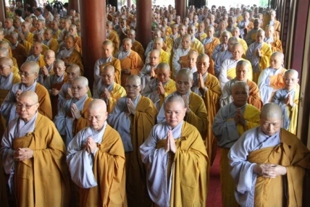 Huế: Hơn 2.000 tăng ni, phật tử cầu nguyện hòa bình trên biển Đông ảnh 2 Huế: Hơn 2.000 tăng ni, phật tử cầu nguyện hòa bình trên biển Đông ảnh 2