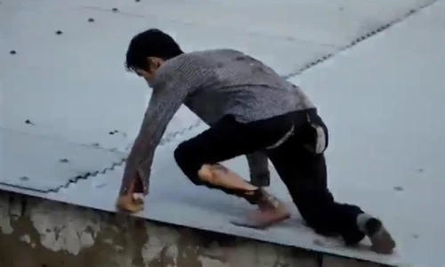 Hung thủ Đỗ Đình Nam leo lên mái nhà dân chạy trốn. 1-8998-1401770363.jpg