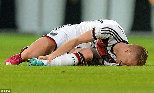 Marco Reus nằm sân đau đớn