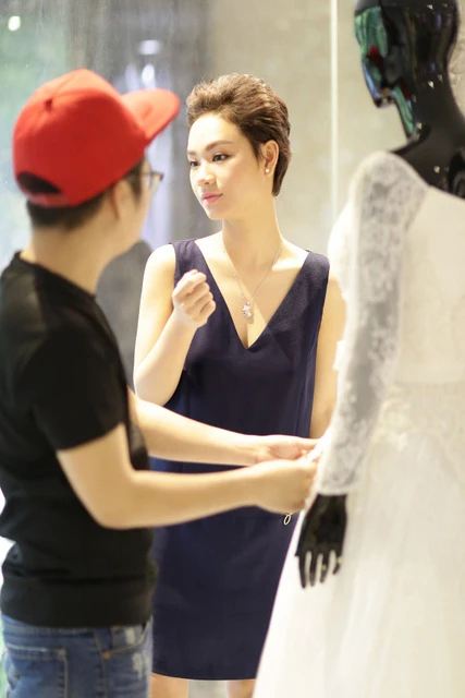 Trà My đến cửa hàng của nhà thiết kế Chung Thanh Phong để thử váy lần cuối cho ngày trọng đại. 1F0A8542-5315-1402298328.jpg