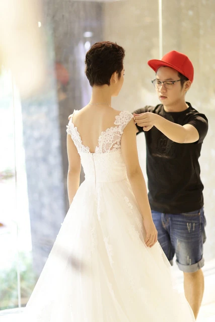 Trang phục cưới của Trà My được vẽ mẫu và thiết kế riêng theo vóc dáng và cá tínhcô dâu. 1F0A8626-8887-1402298328.jpg