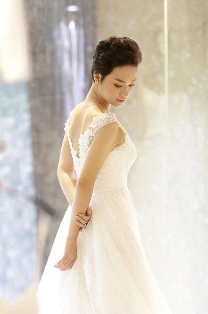 Nhà thiết kế chia sẻ, chiếc váy trị giá gần 200 triệu đồng, đượclàm từ chất liệu ren ngoại nhập và đính kết tinh xảo với 3.000 viên pha lê cao cấp. 1F0A8635-6259-1402298328.jpg