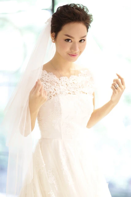 Nữ ca sĩ rất hài lòng vì bộ váy cưới vừa khít sau khi thử. 1F0A8656-JPG-6778-1402298328.jpg