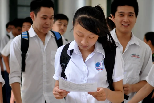 Thí sinh phấn khởi sau giờ làm bài thi tốt nghiệp. Ảnh: Quý Đoàn. DSC-0032-1894-1402310504.jpg