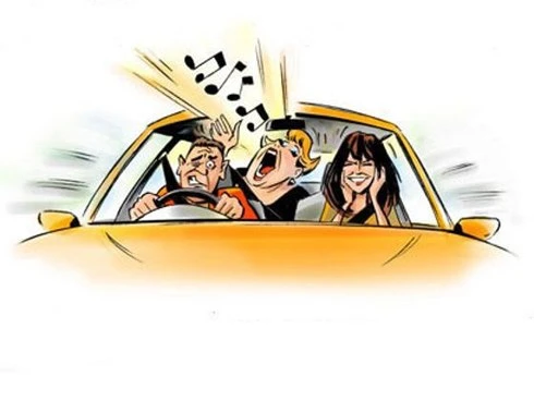 Ca-bin đầy ắp âm thanh của danh ca nghiệp dư. Kẻ hát say sưa, người nghe nhăn nhó mặt mày. nghe-hat-bat-dac-di-1355199724_500x0.jpg