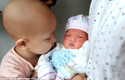 'Tôi phải cứu lấy con gái của tôi', người mẹ quyết tâm. Vợ chồng chị đang nỗ lực chạy vạy số tiền chi phí chạy chữa lên tới nửa triệu nhân dân tệ.