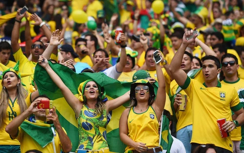 Những cổ động viên nữ xinh đẹp cổ vũ ĐT Brazil ảnh 3
