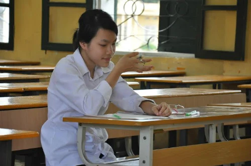 Khánh Linh một mình dự thi môn Sử. su-8436-1403008338.jpg