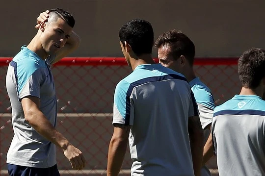 Chỉ trong vào ngày, Ronaldo đã 2 lần thay đổi kiểu tóc nhưng vận may vẫn chưa đến với anh và Bồ Đào Nha