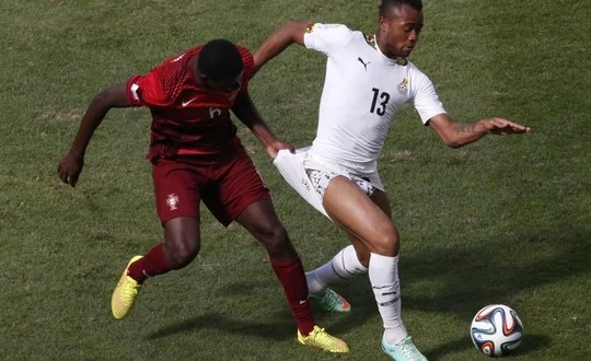 Cầu thủ Ghana bị kéo quần, suýt lộ “hàng” trên sân