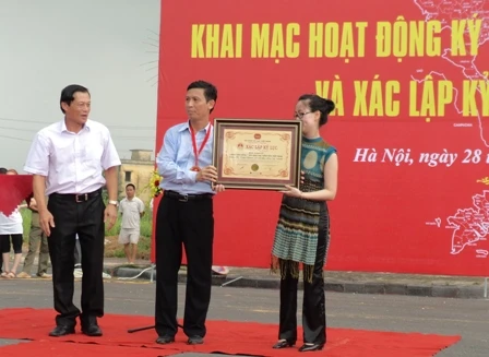 Hàng ngàn người ký tên trên tấm bản đồ lớn nhất Việt Nam ảnh 3 Hàng ngàn người ký tên trên tấm bản đồ lớn nhất Việt Nam ảnh 3
