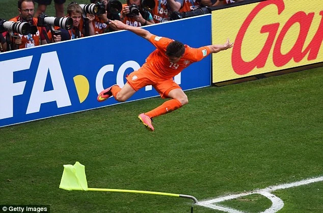 Ảnh chế pha tung cước ăn mừng ấn tượng của Huntelaar ảnh 1