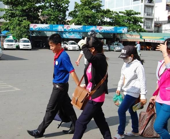 Thí sinh tấp nập đổ về TP.HCM dự thi đại học ảnh 5 Thí sinh tấp nập đổ về TP.HCM dự thi đại học ảnh 5