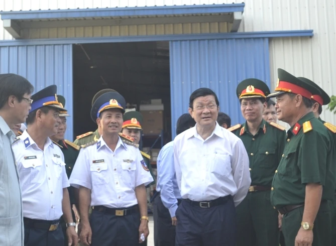 Chùm ảnh Chủ tịch nước Trương Tấn Sang thăm tàu CSB ở Đà Nẵng ảnh 4 Chùm ảnh Chủ tịch nước Trương Tấn Sang thăm tàu CSB ở Đà Nẵng ảnh 4