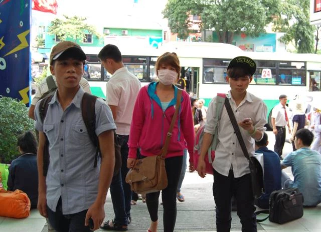 Bến xe đông nghịt thí sinh ảnh 3 Bến xe đông nghịt thí sinh ảnh 3