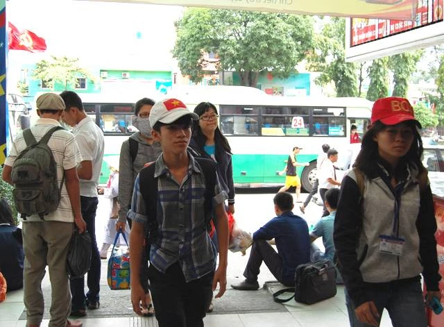 Bến xe đông nghịt thí sinh ảnh 4 Bến xe đông nghịt thí sinh ảnh 4