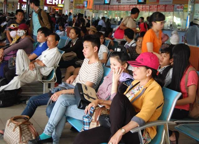 Bến xe đông nghịt thí sinh ảnh 6 Bến xe đông nghịt thí sinh ảnh 6