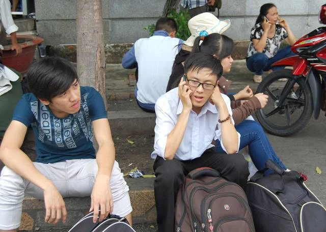 Bến xe đông nghịt thí sinh ảnh 7 Bến xe đông nghịt thí sinh ảnh 7