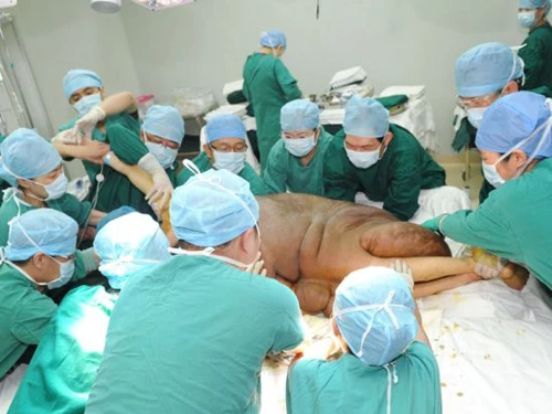 Người đàn ông mang khối u lớn nhất thế giới: 110 kg