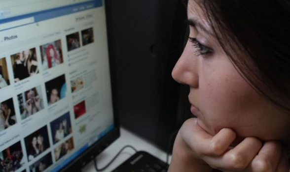 Sử dụng Facebook càng thường xuyên, bạn sẽ cảm thấy tệ hơn sau đó. Ảnh minh họa:examiner.com Sử dụng facebook càng thường xuyên, bạn sẽ cảm thấy tệ hơn sau đó. Nguồn examiner.com