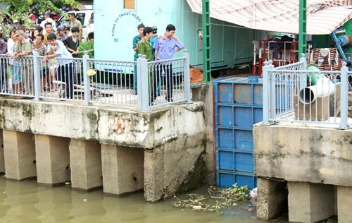 Hãi hùng phát hiện xác chết trên kênh Nhiêu Lộc - Thị Nghè ảnh 1
