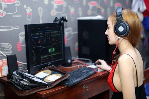 Cận cảnh một ngày làm việc của nữ DJ ảnh 3