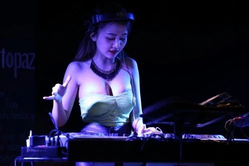 Cận cảnh một ngày làm việc của nữ DJ ảnh 10