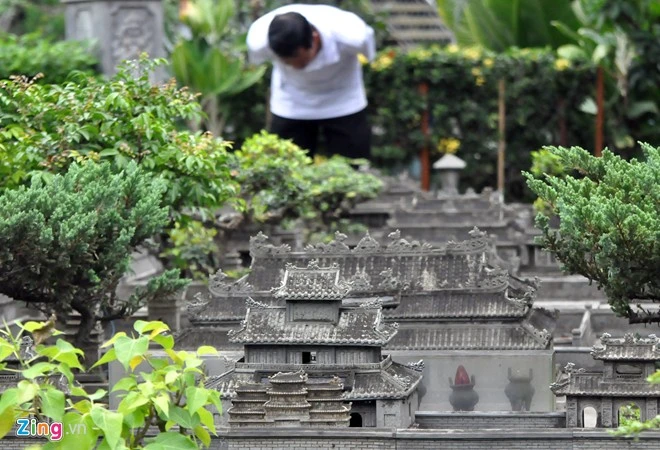 Tuy được tái tạo lại với bàn tay con người với kích thước thu nhỏ, nhưng hệ thống kinh thành Huế xưa vẫn giữ được nét kiến trúc mẫu mực cổ kính.Khó ai có thể ngờ rằng, một người làm trong lĩnh vực viễn thông như anh Tùng lại am hiểu về văn hóa, lịch sử và kiến trúc xứ Huế như một nhà nghiên cứu Huế thực thụ. Tái hiện cố đô Huế ở Sài Gòn để báo hiếu cha mẹ