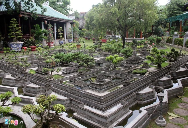 Trong khu Ngự Lãm Viên rộng hơn 1.000 m2trênđường Hoàng Hữu Nam, phường Long Bình,quận 9, TP HCM, anh Nguyễn Thanh Tùng phục dựng lại mộtkiến trúc nghệ thuật cố đô Huế hoành tráng khiến nhiều du khách trầm trồ thích thú,không khỏi sững sờ vì có cảm giác kinh thành Huế cổ kính đang hiện ra trước mắt. Tái hiện cố đô Huế ở Sài Gòn để báo hiếu cha mẹ