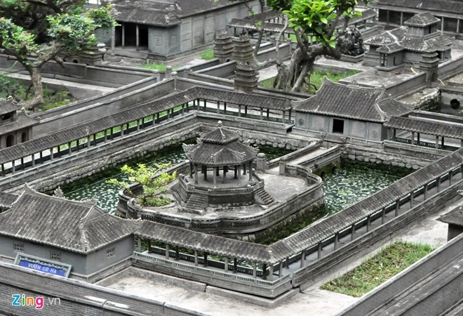 Anh tâm nguyện, đầu tiên làm là cho ba mẹ mình, kế đến là cho con cháu trong gia đình gìn giữ gia phong, văn hóa cội nguồn nên dù gặp nhiều khó khăn, anh cũng không nản lòng... May mắn là anh gặp được một nghệ nhân giúp chế tạo khuôn silicon để làm công trình kiến trúc bằng bột đá Bửu Long, có thể chống chịu thời tiết khắc nghiệt. Tái hiện cố đô Huế ở Sài Gòn để báo hiếu cha mẹ