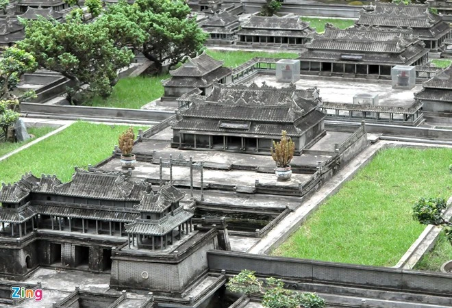 Hoàng thành Huế bao quanh Tử cấm thànhvới cổng Ngọ Môn, điện Cần Chánh, điện Thái Hòa, cung Trường Sanh, phủ Nội Vụ, vườn Cơ Hạ, Duyệt Thị Đường, điện Phụng Tiên...được anh Tùng tái hiện đầy đủ kiến trúc, những đường nét chạm trổ tinh tế, những đường cong uốn lượn nhẹ nhàng thanh thoát. Tái hiện cố đô Huế ở Sài Gòn để báo hiếu cha mẹ