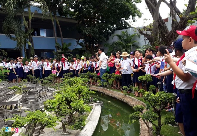 Rồi tiếng lành đồn xa, các trường học bắt đầu gửi học sinh đến học ngoại khóa để tìm hiểu về văn hóa, lịch sử Huế. Anh Tùng tâm niệm, anh làm công trình Ngự Lãm Viên không phải để kinh doanh du lịch nên tất cả mọi người đến đây tham quan đều được miễn phí. Không những vậy, ngoài thời gian đi làm, khách và các đoàn đến tham quan còn được anh Tùng giảng về lịch sử, văn hóa, kiến trúc Huế. Tái hiện cố đô Huế ở Sài Gòn để báo hiếu cha mẹ