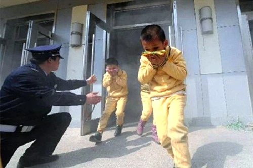 Khi có khói, cần dạy trẻ lấy khăn hoặc vài thấm nước bịt múi và miệngđể tránh bị ngạt.Ảnh: News. thoat-hiem-6878-1407916448.jpg