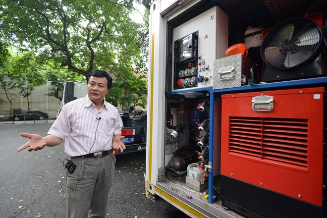 Ông Nguyễn Mạnh Cường (Phòng hành chính tổng hợp Viện vệ sinh Dịch tễ trung ương) cho biết, ngoài hệ thống nhà xe lưu động khử độc, tiêu trùng, trong viện còn có hai phòng an toàn sinh học cấp độ 3, đảm bảo cho việc phân lập, xử lý khi có dịch. Xe lưu động 16 tỷ phòng chống dịch Ebola của VN
