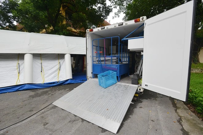 Toàn bộ hệ thống được để gọn trong thùng container. Thông thường để dựng được hệ thống này thành nhà khử độc, tiêu trùng cần khoảng 10 cán bộ kỹ thuật, y bác sĩ làm việc trong vòng một ngày. Xe lưu động 16 tỷ phòng chống dịch Ebola của VN