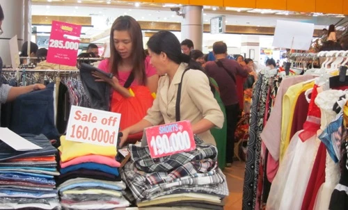 Hàng hoá giảm giá ở Thương xá Tax thu hút khá đông khách tax-1152-1408182437.jpg