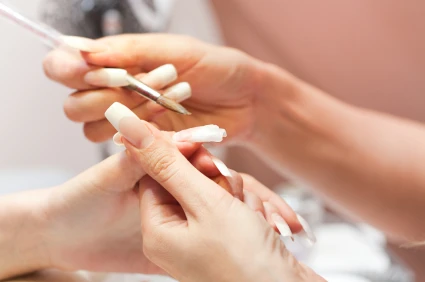 Móng tay giả có chất độc hại gan, thận và khả năng sinh sản phụ nữ
