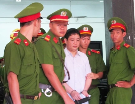 Hoãn phiên tòa vụ tham ô khi sửa ụ tàu vì vắng Dương Chí Dũng ảnh 2 Hoãn phiên tòa vụ tham ô khi sửa ụ tàu vì vắng Dương Chí Dũng ảnh 2