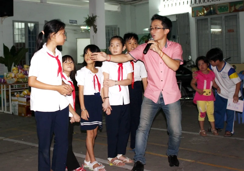 Ấm áp 'Đêm hôi trăng rằm' tại trường Phổ cập giáo dục phường 12 ảnh 1 Ấm áp 'Đêm hôi trăng rằm' tại trường Phổ cập giáo dục phường 12 ảnh 1