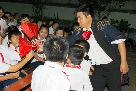 Ấm áp 'Đêm hôi trăng rằm' tại trường Phổ cập giáo dục phường 12 ảnh 3 Ấm áp 'Đêm hôi trăng rằm' tại trường Phổ cập giáo dục phường 12 ảnh 3