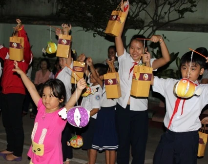 Ấm áp 'Đêm hôi trăng rằm' tại trường Phổ cập giáo dục phường 12 ảnh 5 Ấm áp 'Đêm hôi trăng rằm' tại trường Phổ cập giáo dục phường 12 ảnh 5