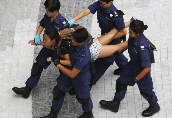 Biểu tình tại Hong Kong: Trung tâm tài chính hay ‘chiến trường’? ảnh 12 Biểu tình tại Hong Kong: Trung tâm tài chính hay ‘chiến trường’? ảnh 12