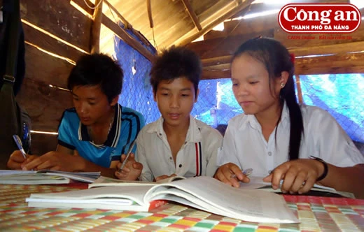 Căn chòi không có bàn học nên các em phải ngồi học trên giường. Căn chòi không có bàn học nên các em phải ngồi học trên giường.