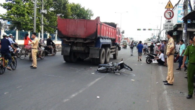 Thai phụ lại bị xe ben tông, kéo lê đi nhiều mét ảnh 1