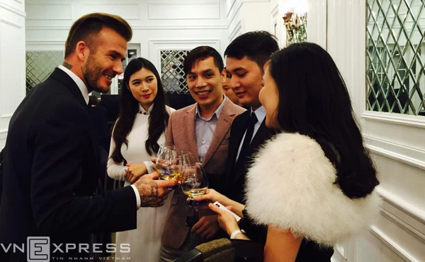 Beckham trò chuyện cùng các quan khách. Ảnh:Lâm Thoả. anh-thay-1-1542-1415630381.jpg