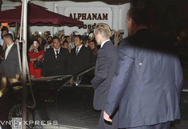 Beckham cùng đoàn tuỳ tùng đến một nhà hàng ở Bà Triệu. Ảnh:Lâm Thoả. b-1-2278-1415626516.jpg