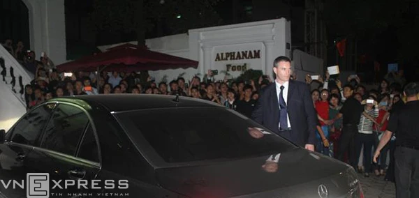 Đám đông người hâm mộ chờ Beckham ở phía ngoài nhà hàng. Ảnh:Lâm Thoả. b-8-7158-1415629862.jpg
