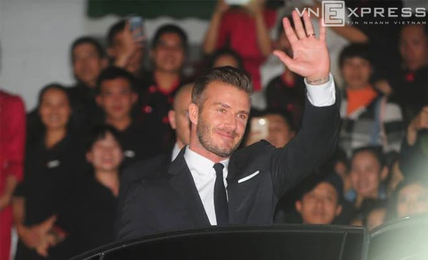 Becks vẫy tay chào người hâm mộ khi rời phòng tiệc trên phố Bà Triệu. Ảnh:Giang Huy Beck-Giang-HUy-5356-1415633765.jpg